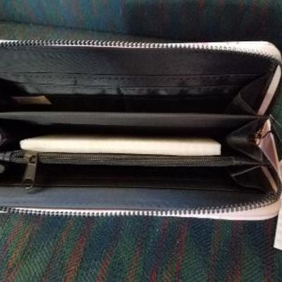 NWT pretty flowered wallet from Gina Concepts. - Picture 3 of 3